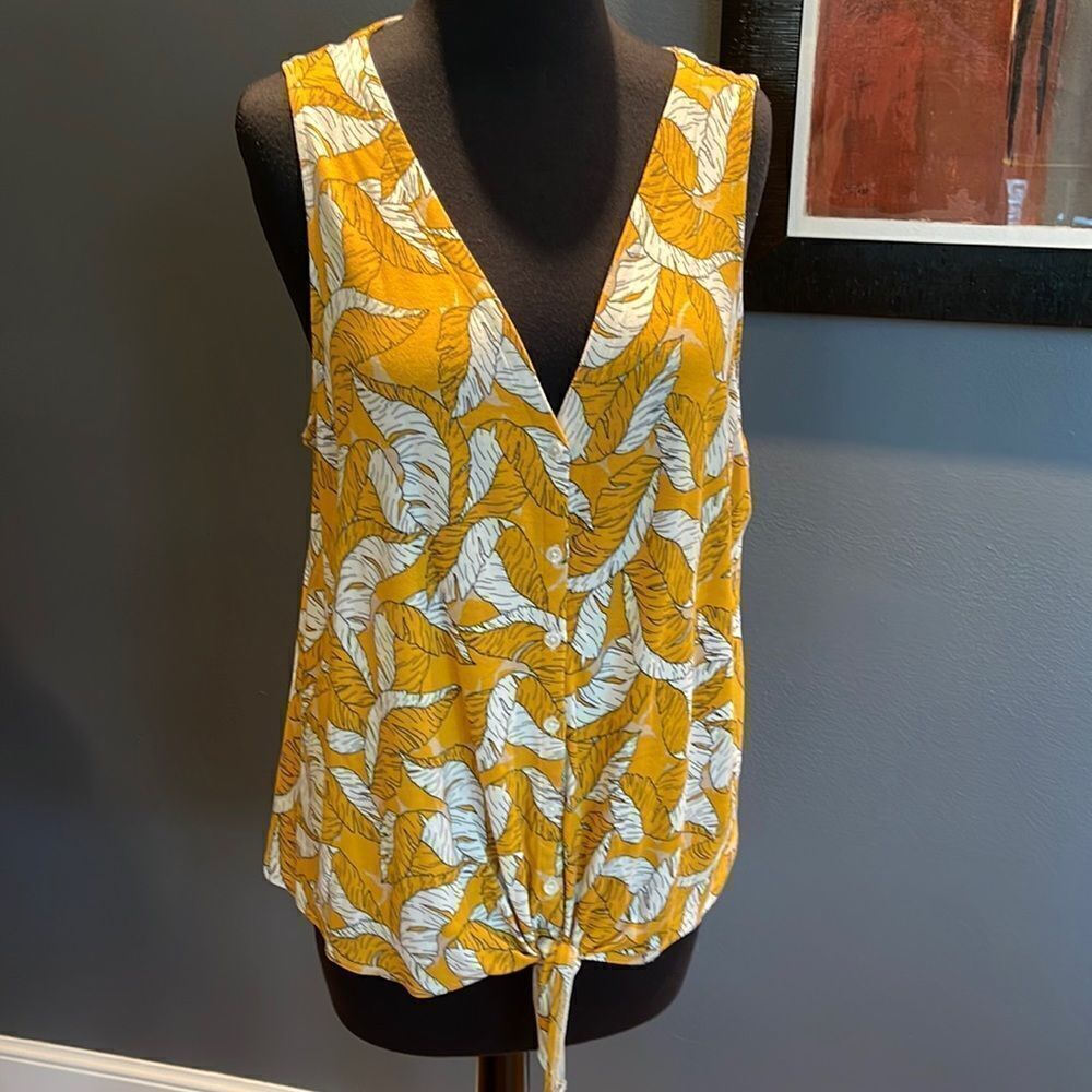 Nine West gold/white/black leaf print button front hem tie stretch top. Large